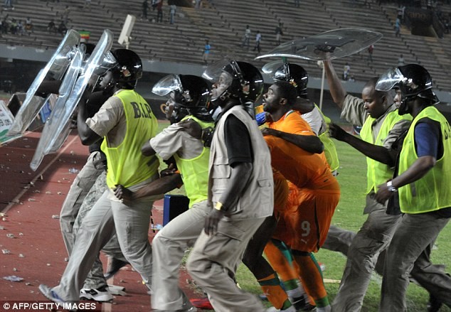 Nhưng sự việc sau đó đã diễn ra tồi tệ hơn rất nhiều khi các cổ động viên Senegal khác trên các khán đài cũng nổi loạn theo...